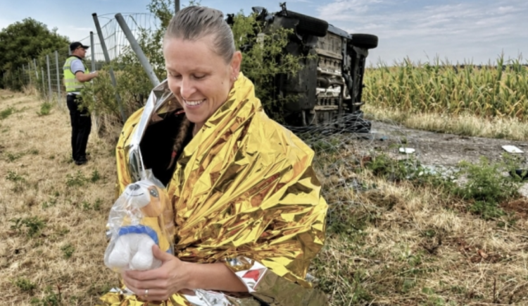 Auto se na D1 několikrát převrátilo. Pomoc poskytla jediná projíždějící řidička