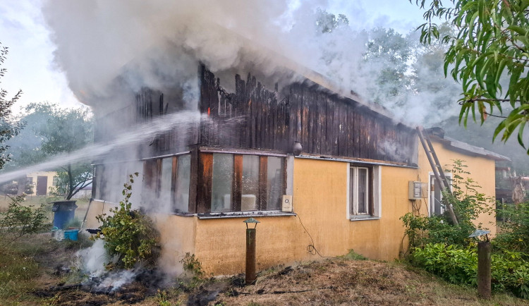 Požár chatky v Přerově. S plameny bojovaly tři jednotky hasičů