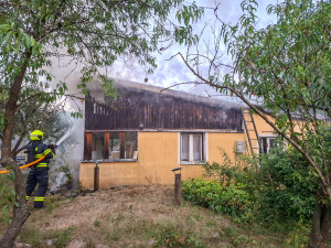 Požár chatky v Přerově. S plameny bojovaly tři jednotky hasičů