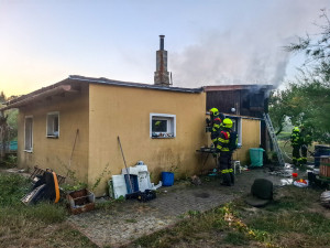 Požár chatky v Přerově. S plameny bojovaly tři jednotky hasičů