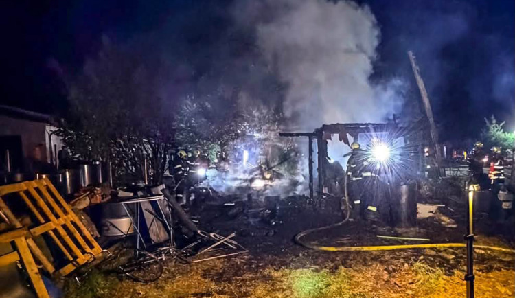 Plameny zdevastovaly chatku na Hranicku. Uvnitř zemřel člověk