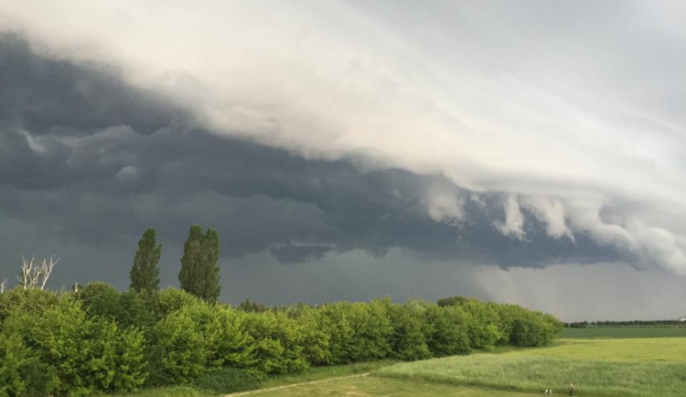Čtenářská fotogalerie - nedělní bouře vašima očima