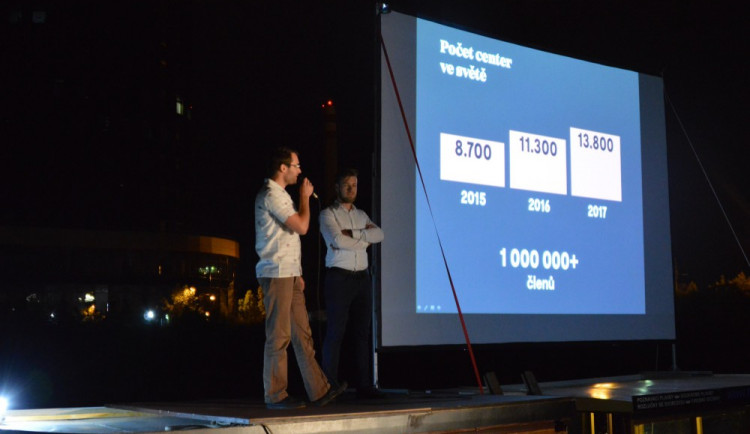 FOTO: První olomoucká venkovní PechaKucha Night v přístavišti se i přes nepřízeň počasí vyvedla
