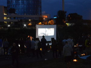FOTO: První olomoucká venkovní PechaKucha Night v přístavišti se i přes nepřízeň počasí vyvedla