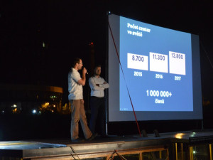 FOTO: První olomoucká venkovní PechaKucha Night v přístavišti se i přes nepřízeň počasí vyvedla