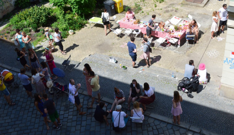 FOTOGALERIE: Proluka ve Ztracené ožila. Desítky lidí tam za krásného počasí posnídaly pod širým nebem