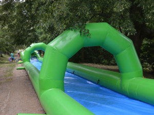 FOTO: Obří skluzavce na Svatém kopečku přálo počasí. Podívejte se na odvážné účastníky