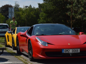 FOTO: Děti z olomouckého dětského domova se svezly v luxusních autech