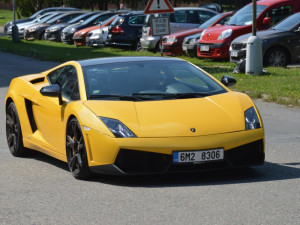 FOTO: Děti z olomouckého dětského domova se svezly v luxusních autech