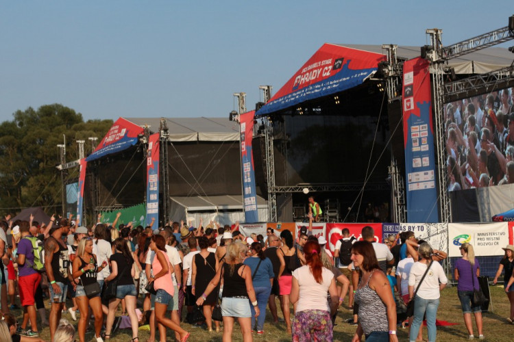 FOTOGALERIE: Festival HRADY CZ na Bouzově nabídl krásné počasí a skvělý line-up