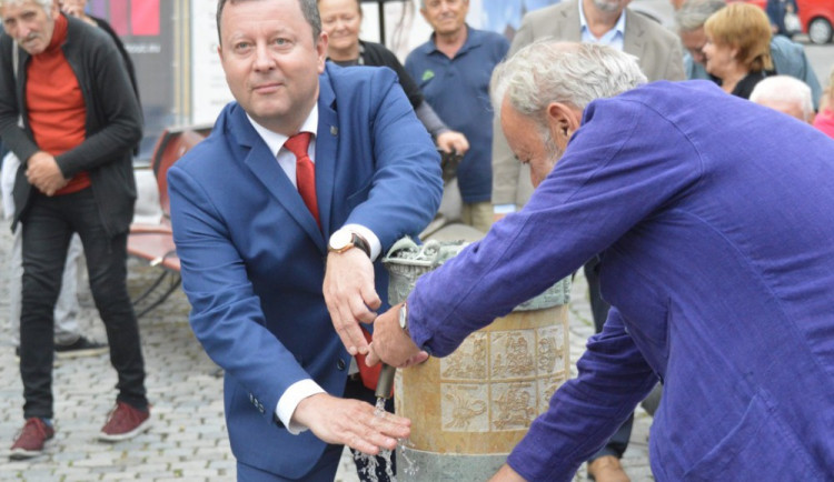 FOTOGALERIE: Pítko na Horním náměstí je už v provozu. Osvěžte se v centru Olomouce
