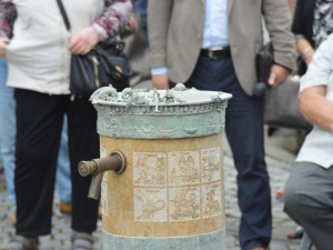 FOTOGALERIE: Pítko na Horním náměstí je už v provozu. Osvěžte se v centru Olomouce