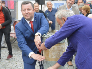 FOTOGALERIE: Pítko na Horním náměstí je už v provozu. Osvěžte se v centru Olomouce