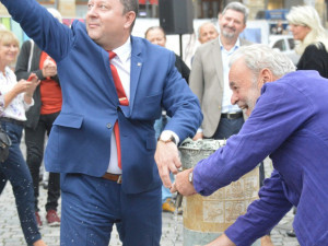 FOTOGALERIE: Pítko na Horním náměstí je už v provozu. Osvěžte se v centru Olomouce