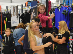 FOTOGALERIE: Decathlon v sobotu ožil tancem. K vidění byl pole dance i taneční workshop