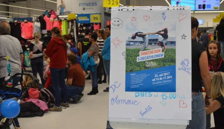 FOTOGALERIE: Decathlon v sobotu ožil tancem. K vidění byl pole dance i taneční workshop
