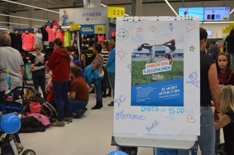 FOTOGALERIE: Decathlon v sobotu ožil tancem. K vidění byl pole dance i taneční workshop