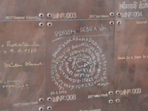 FOTOGALERIE: Vodární ulice v novém kabátu. Zeď vzkazů dnes byla oficiálně představena