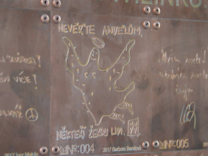 FOTOGALERIE: Vodární ulice v novém kabátu. Zeď vzkazů dnes byla oficiálně představena