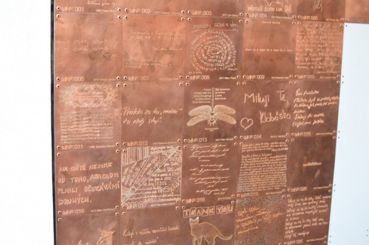 FOTOGALERIE: Vodární ulice v novém kabátu. Zeď vzkazů dnes byla oficiálně představena