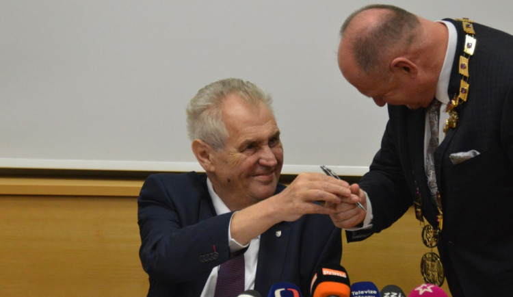FOTOGALERIE: Zeman přijel do Olomouce. Vládu se podle něj podaří sestavit ve druhém kole