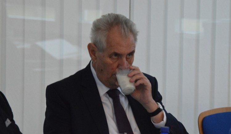 FOTOGALERIE: Prezident Zeman navštívil Babišovu Olmu. Symbolicky si připil mlékem