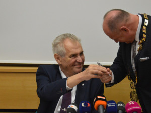 FOTOGALERIE: Zeman přijel do Olomouce. Vládu se podle něj podaří sestavit ve druhém kole