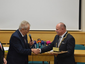 FOTOGALERIE: Zeman přijel do Olomouce. Vládu se podle něj podaří sestavit ve druhém kole