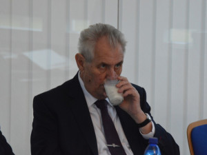 FOTOGALERIE: Prezident Zeman navštívil Babišovu Olmu. Symbolicky si připil mlékem