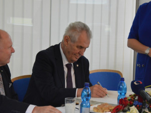 FOTOGALERIE: Prezident Zeman navštívil Babišovu Olmu. Symbolicky si připil mlékem