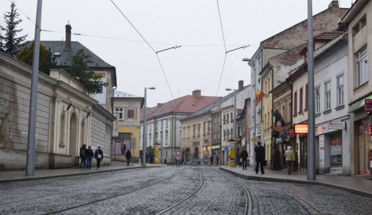 FOTO: Třída 1. máje je otevřena. Pozůstatky Hradské brány bude přípomínat bronzový model