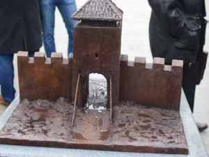 FOTO: Třída 1. máje je otevřena. Pozůstatky Hradské brány bude přípomínat bronzový model