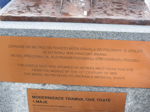 FOTO: Třída 1. máje je otevřena. Pozůstatky Hradské brány bude přípomínat bronzový model