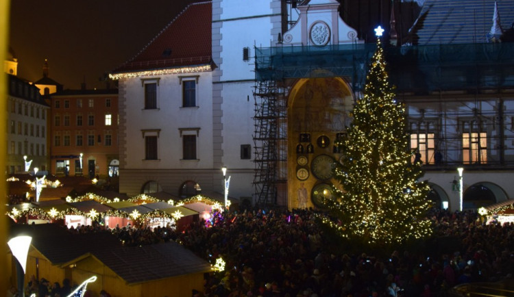 FOTOGALERIE: Už svítí! Horní náměstí rozjasnila Střelka