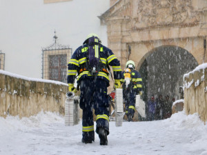 FOTOGALERIE: Hrad Bouzov v plamenech. Naštěstí jen cvičně