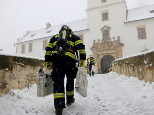 FOTOGALERIE: Hrad Bouzov v plamenech. Naštěstí jen cvičně