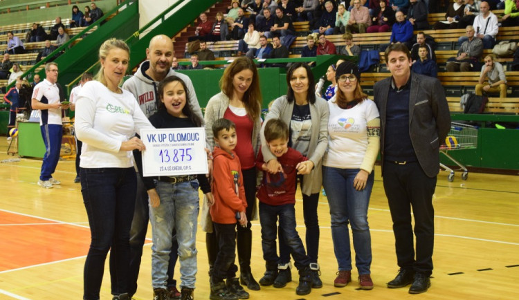 Volejbalistky vyhrály charitativní zápas proti Olympu, na školu CREDO vybralo 13 875 korun