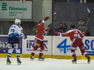 Kohouti roztříleli piráty pěti góly, hattrickem se blýskl Knotek