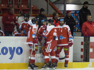 Kohouti roztříleli piráty pěti góly, hattrickem se blýskl Knotek