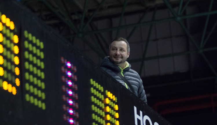 Kohouti roztříleli piráty pěti góly, hattrickem se blýskl Knotek