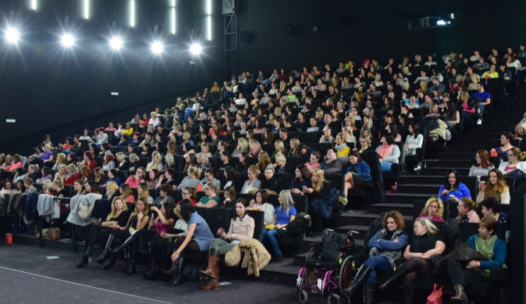 Ženy vzaly útokem Premiere Cinemas. Užily si předpremiéru Padesáti odstínů svobody