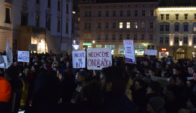 Asi tisícovka lidí protestovala v Olomouci proti Babišovi i "komunistické mlátičce" Ondráčkovi