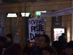 Asi tisícovka lidí protestovala v Olomouci proti Babišovi i "komunistické mlátičce" Ondráčkovi