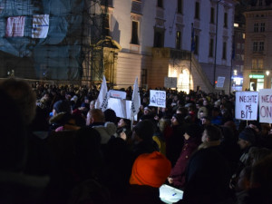 Asi tisícovka lidí protestovala v Olomouci proti Babišovi i "komunistické mlátičce" Ondráčkovi