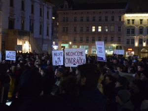 Asi tisícovka lidí protestovala v Olomouci proti Babišovi i "komunistické mlátičce" Ondráčkovi