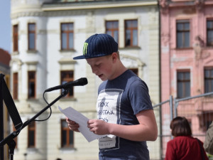 Na Horním náměstí proběhlo veřejné čtení jmen obětí holocaustu