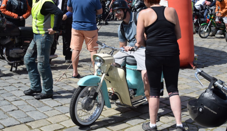 Z Horního náměstí vyjely v poledne stovky motorkářů, oficiálně tak začala jejich sezóna