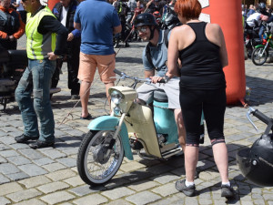 Z Horního náměstí vyjely v poledne stovky motorkářů, oficiálně tak začala jejich sezóna