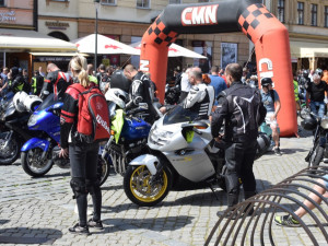 Z Horního náměstí vyjely v poledne stovky motorkářů, oficiálně tak začala jejich sezóna