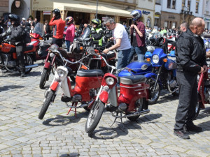 Z Horního náměstí vyjely v poledne stovky motorkářů, oficiálně tak začala jejich sezóna